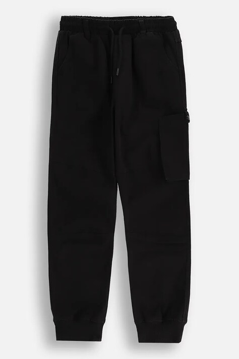 Coccodrillo spodnie dresowe dziecięce kolor czarny gładkie COSMIC RAVE BOY JUNIOR
