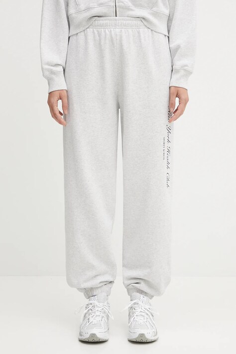 Памучен спортен панталон Sporty & Rich Ny Health Club в сиво с принт PA036602043GY03