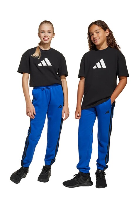 Детски спортен панталон adidas в синьо с апликация JJ3541