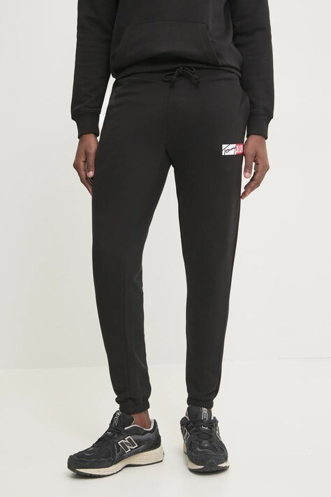 Хлопковые спортивные штаны Tommy Jeans цвет чёрный с принтом DM0DM20277
