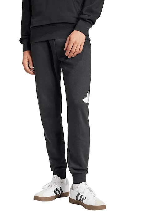 Спортен панталон adidas Essentials в черно с принт IN6163