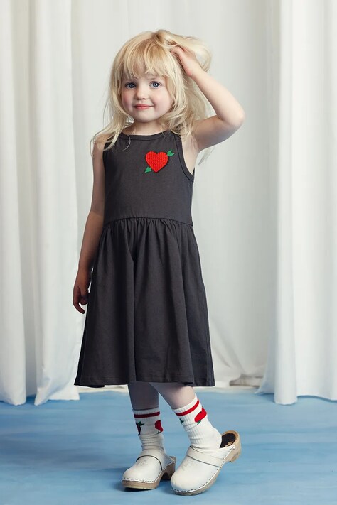 Детска памучна рокля Mini Rodini Arrowed heart в черно къса разкроена 2525010799