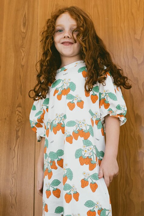 Dětské bavlněné šaty Tinycottons STRAWBERRIES PUFF SLEEVE DRESS béžová barva, midi, SS25-004