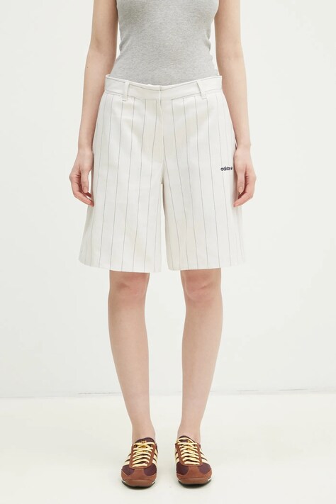 Къс панталон adidas Originals PINSTRIPE SHORT в бежово с десен с висока талия JC7684