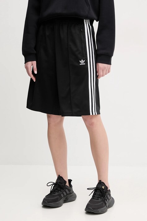 Къс панталон adidas Originals Firebird в черно с апликация с висока талия JD0286