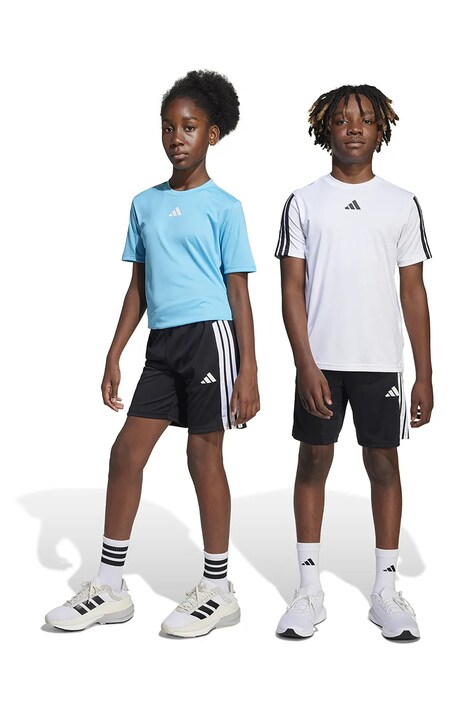 Детски къси панталони adidas в черно с десен JJ1038