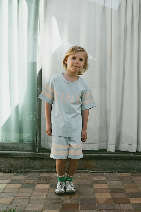 Tinycottons szorty bawełniane dziecięce STRIPES LOGO SHORT kolor niebieski z nadrukiem SS25-139