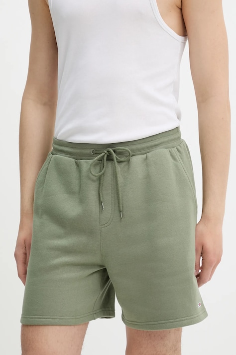 Къс панталон Tommy Jeans в зелено DM0DM21931