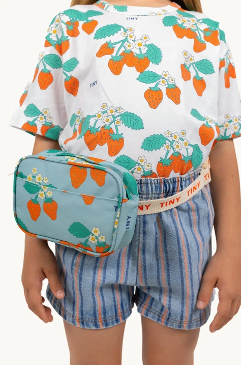 Tinycottons nerka dziecięca STRAWBERRIES FANNY BAG kolor niebieski SS25-410