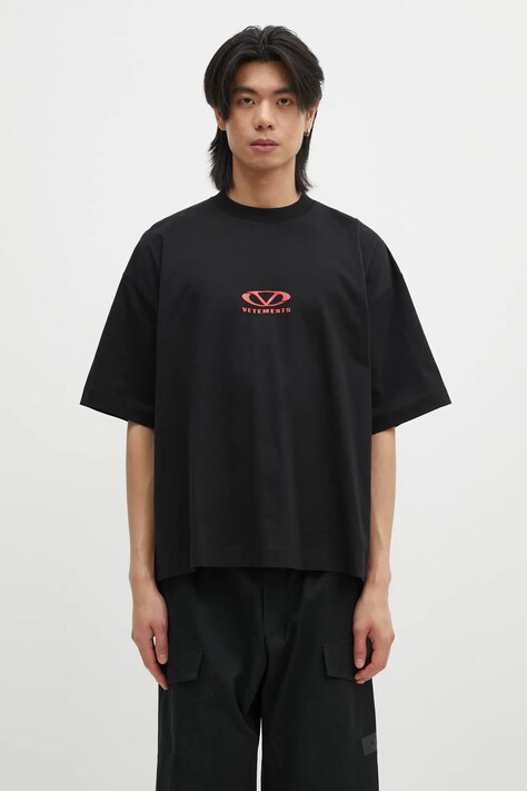 Бавовняна футболка VETEMENTS Oval Logo Cropped Boxy чоловіча колір чорний з принтом UA66TR600BR