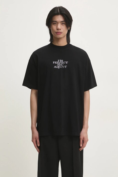 Памучна тениска VETEMENTS I'M Perfect You Adjust Regular в черно с апликация UA66TR680B