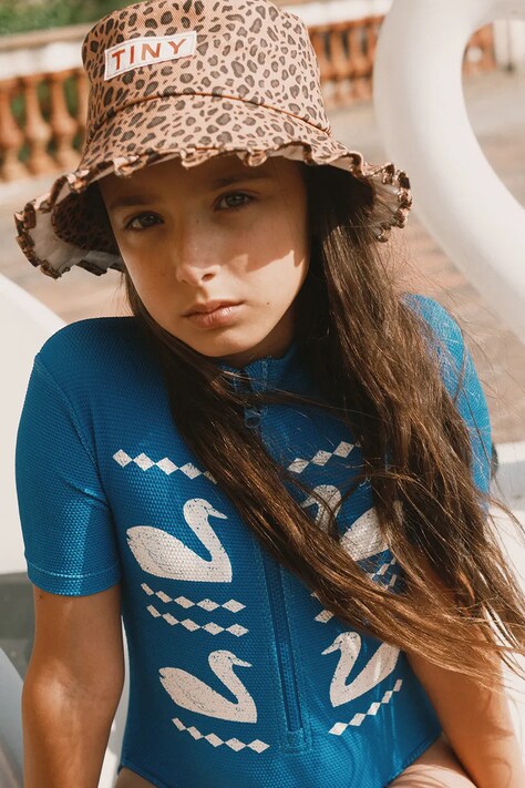 Tinycottons jednoczęściowy strój kąpielowy dziecięcy SWANS SWIMSUIT kolor niebieski SS26-444