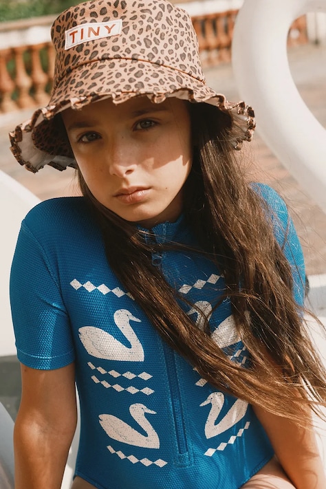 Tinycottons jednoczęściowy strój kąpielowy dziecięcy SWANS SWIMSUIT kolor niebieski SS26-444