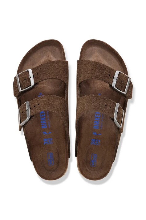 Birkenstock шльопанці на пласкому підборі жіночі замшеві Arizona — SS26-KLD1AM, коричневий — фото 5