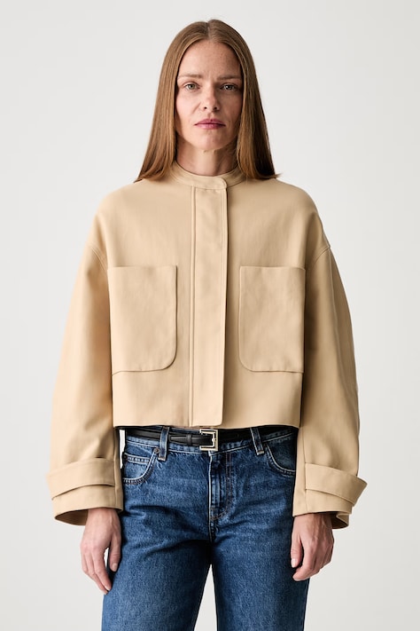 Maison Kitsuné короткая куртка для женщин из хлопка бежевая QW02106WW9093