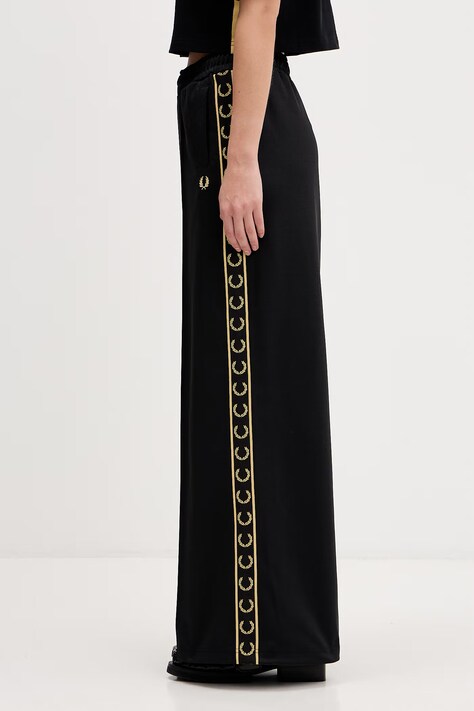 Fred Perry spodnie dresowe damskie kolor czarny z aplikacją T2106