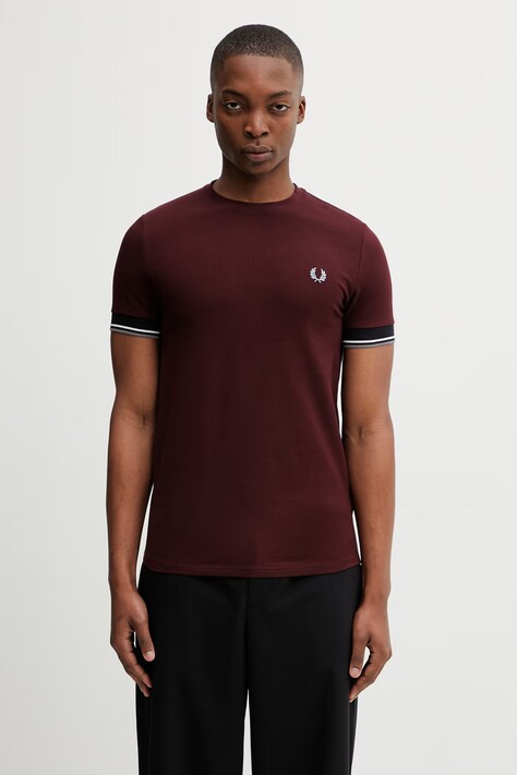 Памучна тениска Fred Perry в бордо с апликация M2396