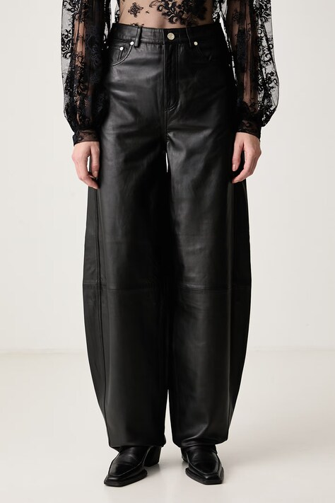Gestuz Spodnie damskie skórzane czarne high waist 10911606