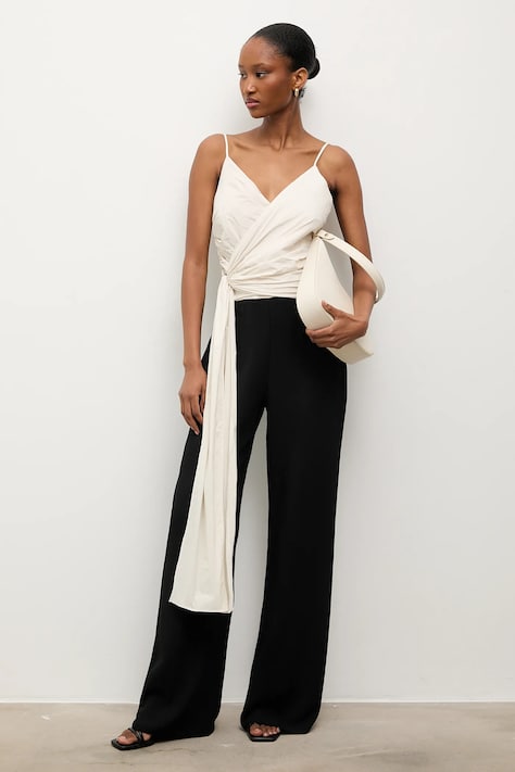 Answear.LAB kombinezon kolor biały z dekoltem w szpic