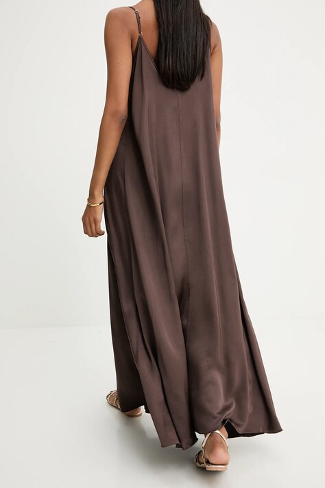 Рокля Answear.LAB в кафяво дълга разкроена