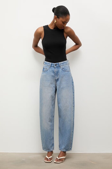 Answear.LAB jeansy mom fit damskie niebieskie
