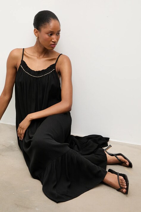 Answear.LAB sukienka wiskozowa kolor czarny maxi rozkloszowana