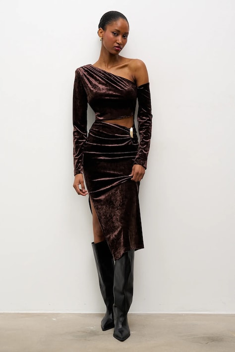 Answear.LAB sukienka kolor brązowy midi dopasowana