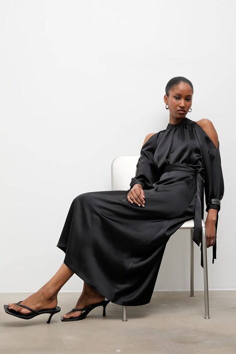 Answear.LAB sukienka kolor czarny midi rozkloszowana