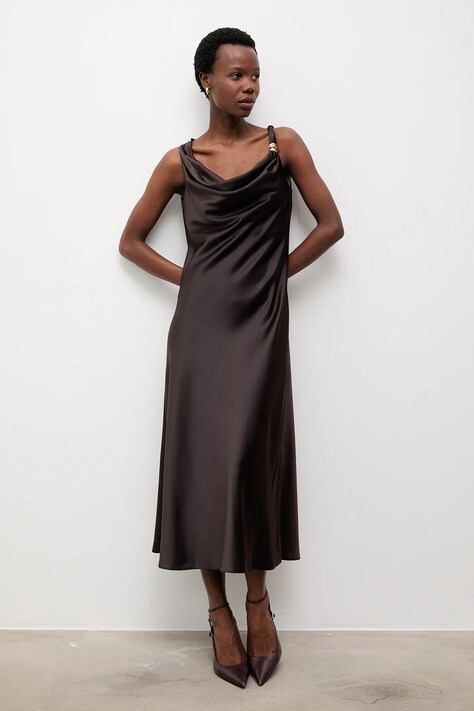 Answear.LAB sukienka kolor brązowy midi rozkloszowana