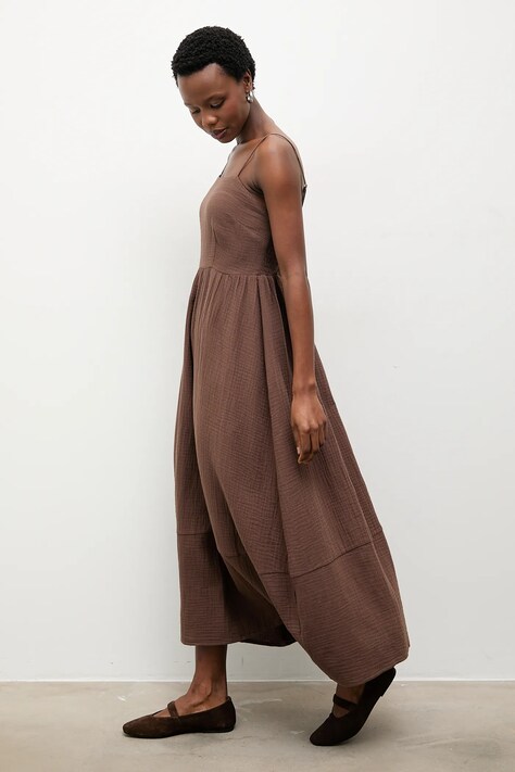 Answear.LAB sukienka z dodatkiem lnu kolor brązowy maxi rozkloszowana