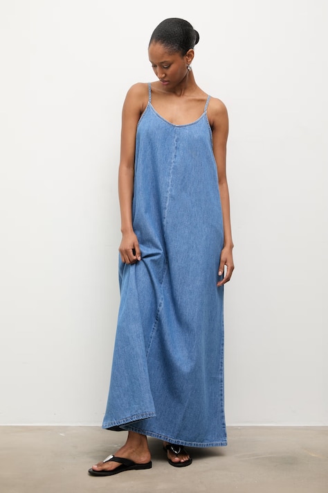 Answear.LAB sukienka jeansowa kolor niebieski maxi rozkloszowana