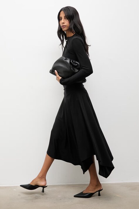 Answear.LAB sukienka kolor czarny midi rozkloszowana