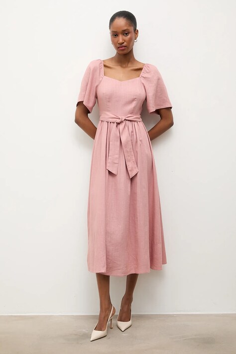 Answear.LAB sukienka z dodatkiem lnu kolor różowy midi rozkloszowana
