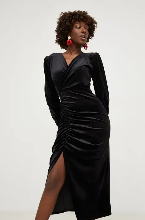 Кадифена рокля Answear Lab в черно дълга с кройка по тялото