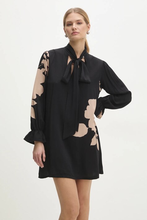 Рокля Answear.LAB в черно къса с уголемена кройка