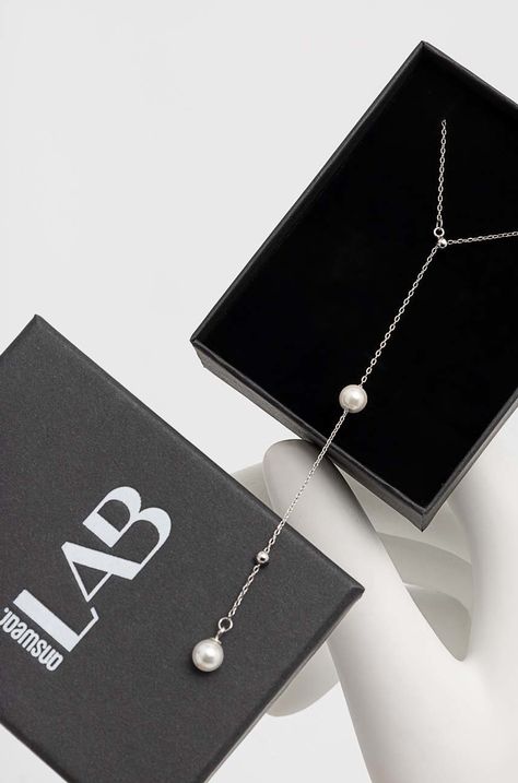 srebrna ogrlica Answear Lab X limitirana kolekcija SISTERHOOD
