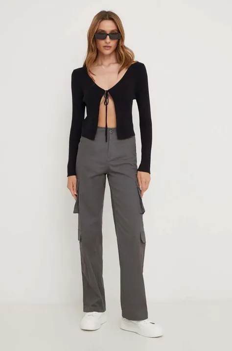 Памучен панталон Answear Lab в сиво със стандартна кройка, с висока талия