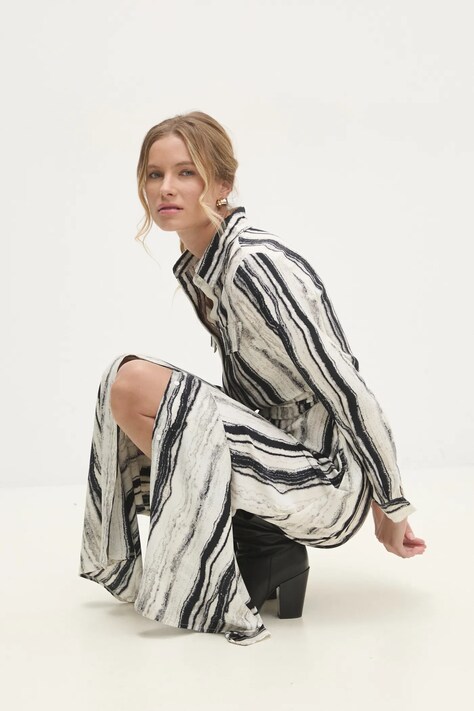 Рокля Answear Lab в сиво дълга със стандартна кройка