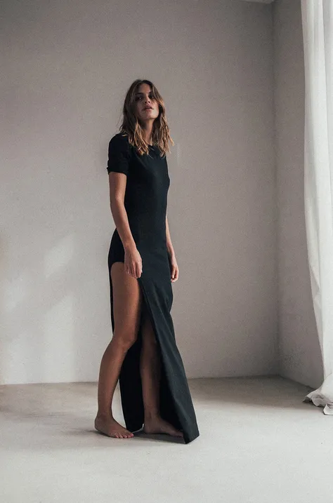Сукня MUUV Side Slit колір чорний maxi облягаюча