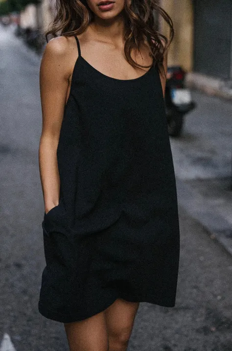 Памучна рокля MUUV. #surfgirl в черно къс модел с уголемена кройка