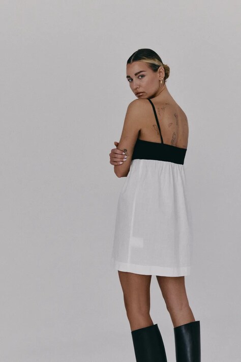 Muuv. sukienka bawełniana DIJOU biała gładka