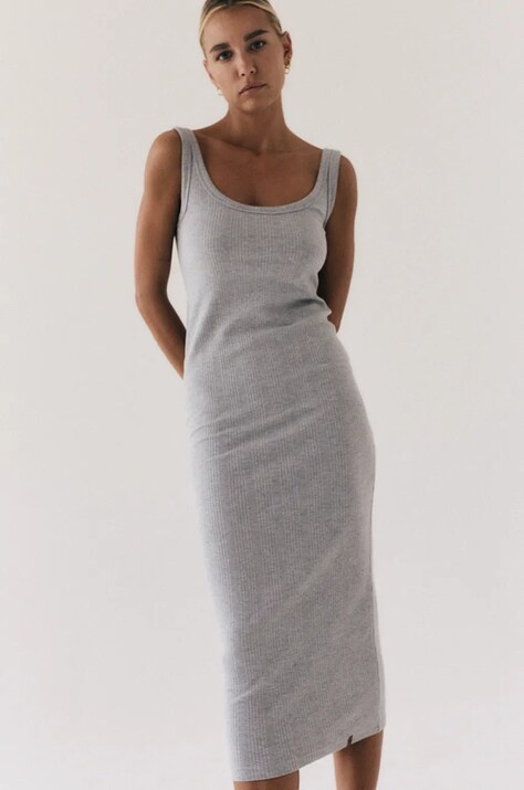 Рокля MUUV. sukienka długa FENDU в бяло среднодълга с кройка по тялото