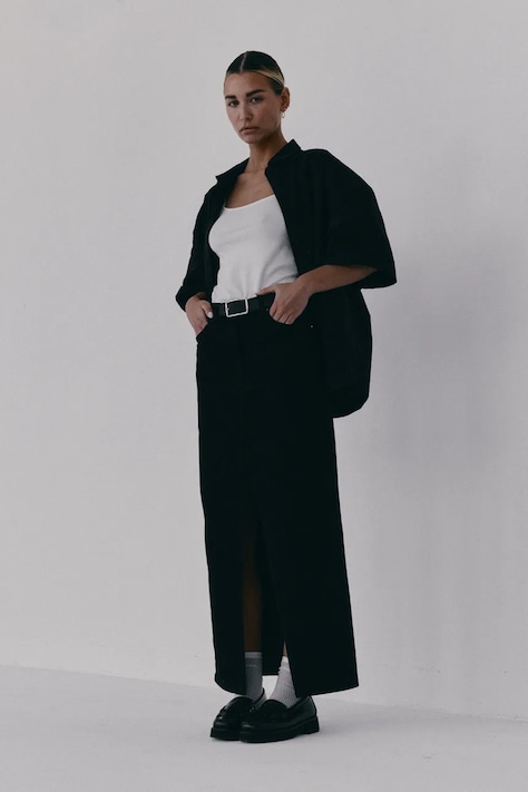 Muuv sukňa s rozparkom bavlnená s elastanom NANTES čierna hladká