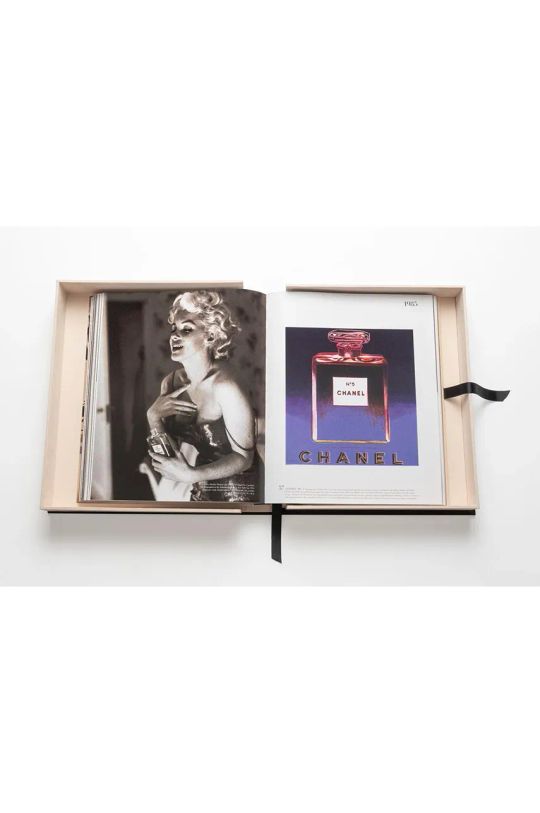 Kniha Assouline Chanel: The Impossible Collection by Alexander Fury, English 9781614288107