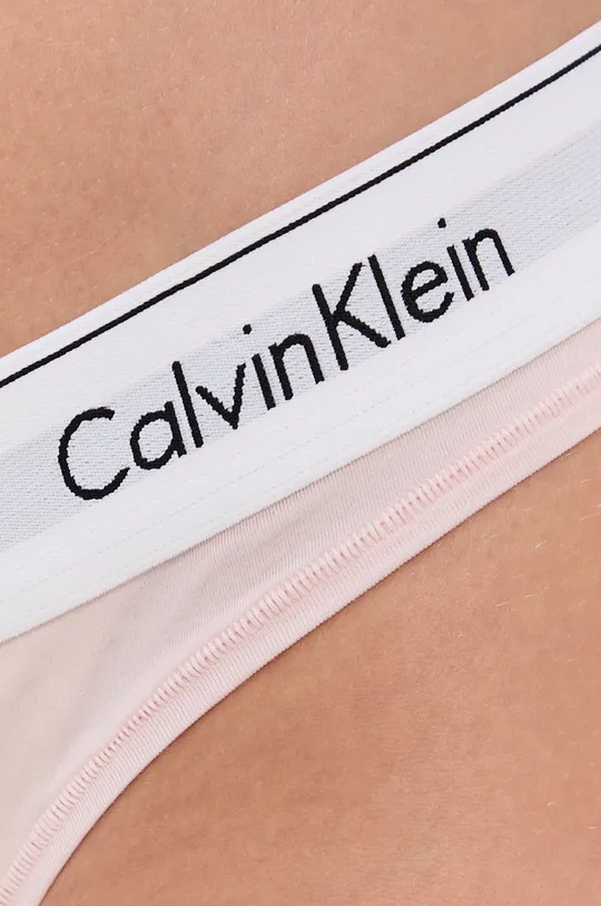 Стринги Calvin Klein Underwear  Основной материал: 53% Хлопок, 35% Модал, 12% Эластан Подкладка: 100% Хлопок Лента: 67% Нейлон, 23% Полиэстер, 10% Эластан