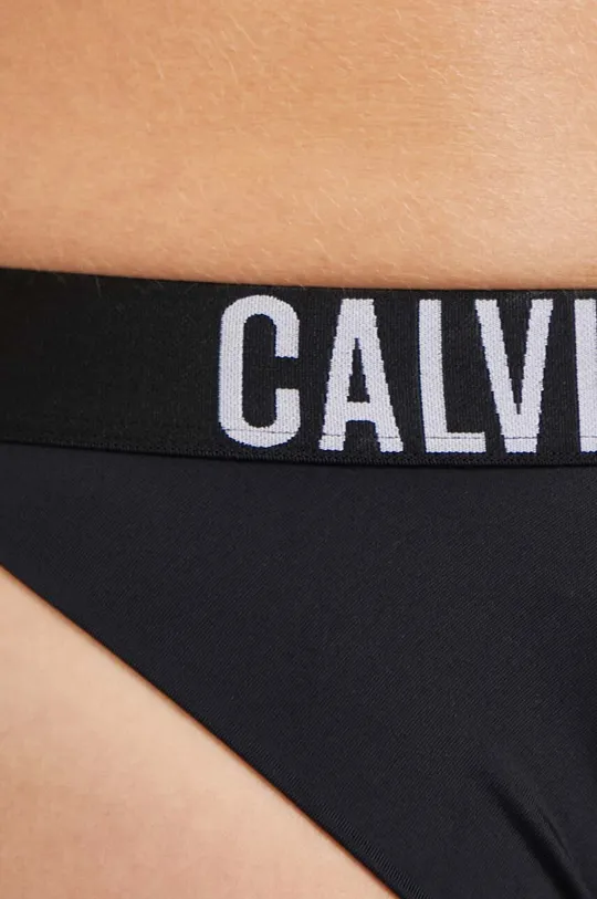 Plavkové nohavičky Calvin Klein  1. látka: 78 % Polyamid, 22 % Elastan 2. látka: 92 % Polyester, 8 % Elastan