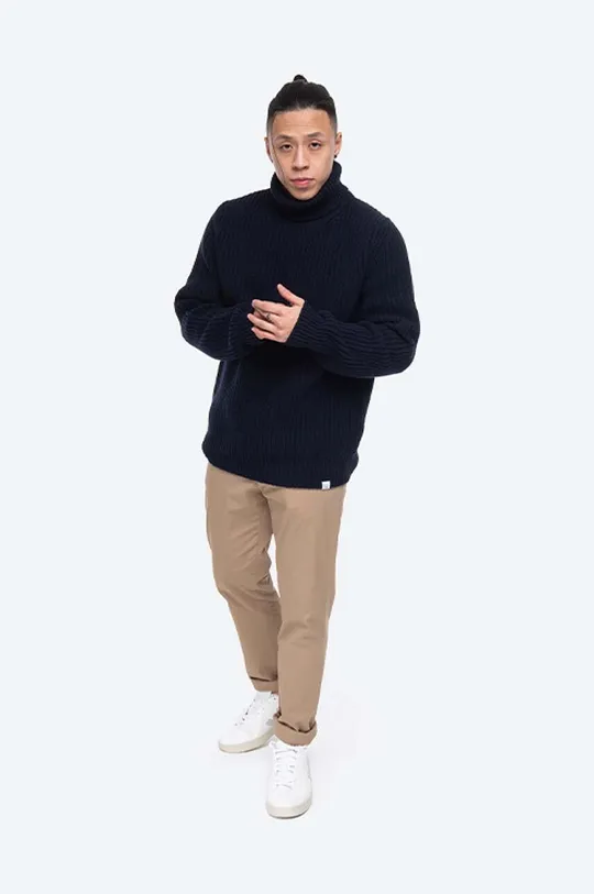 Norse Projects sweter wełniany Arild Roll Neck granatowy