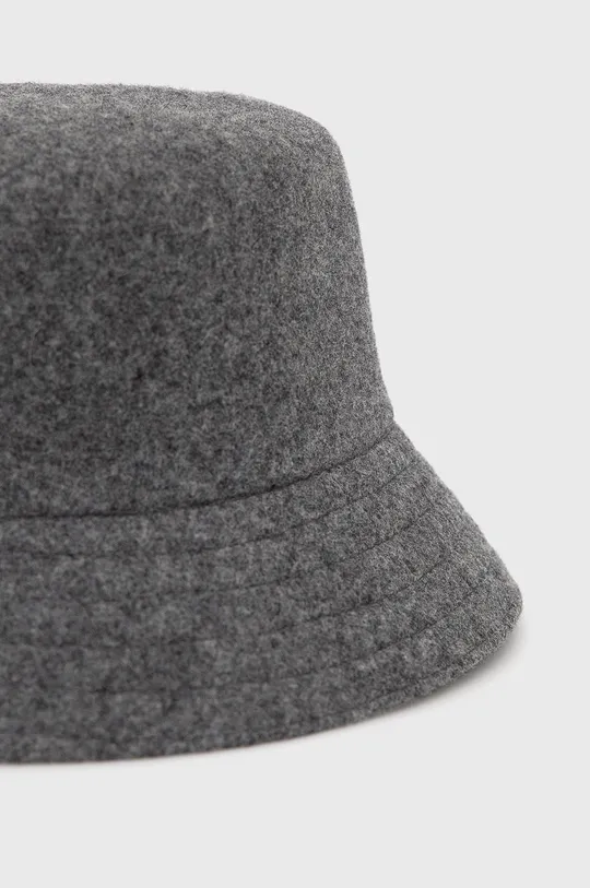 Vuneni šešir Kangol  Temeljni materijal: 30% Modakril, 70% Vuna Drugi materijali: 100% Najlon