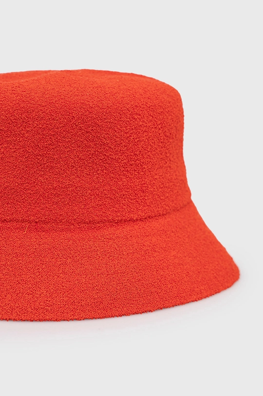 Kangol pălărie  Materialul de baza: 40% Acril, 45% Modacril, 15% Nailon Alte materiale: 100% Nailon