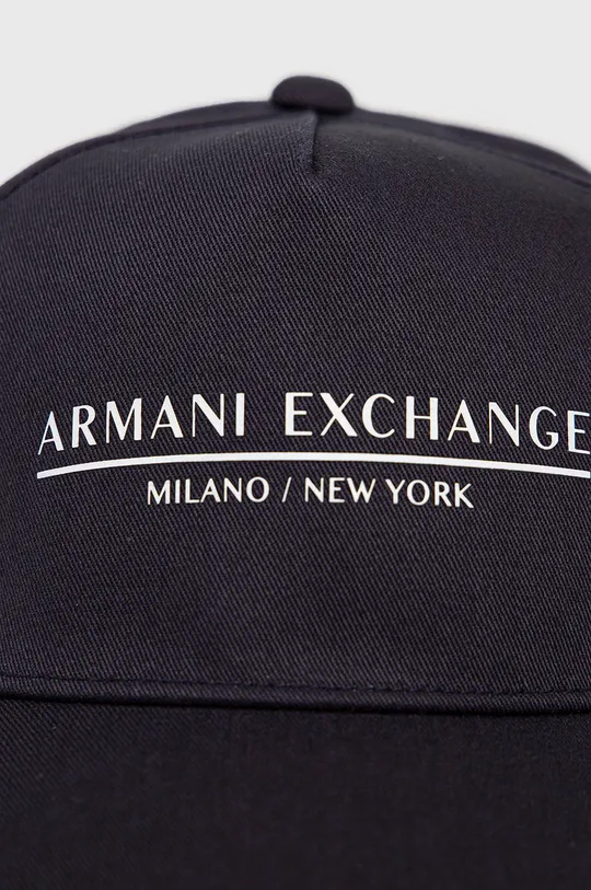 Bombažna kapa Armani Exchange mornarsko modra